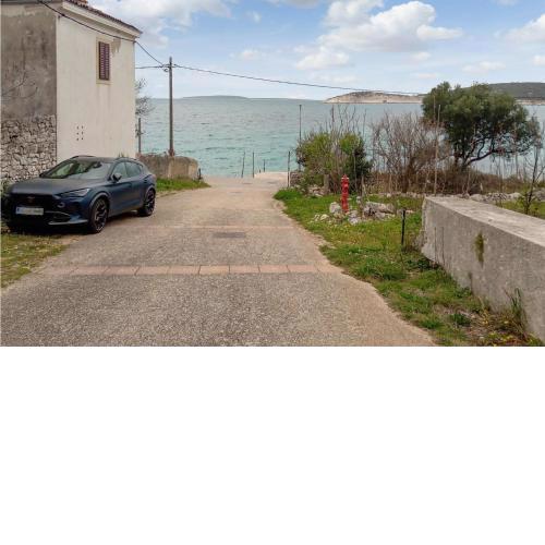 1 Bedroom Awesome Apartment In Martinscica