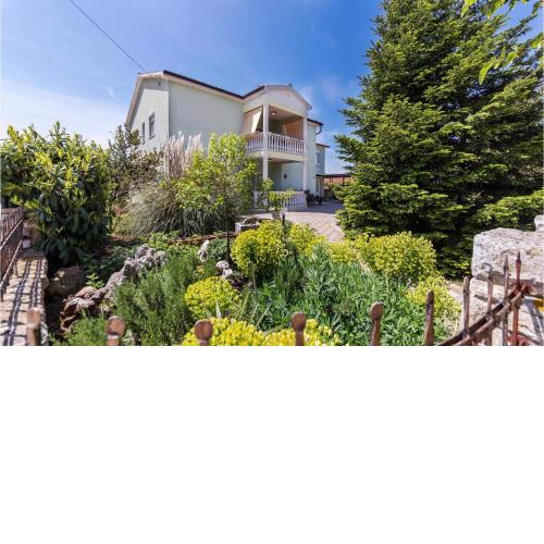 1 Bedroom Beautiful Apartment In Valtura