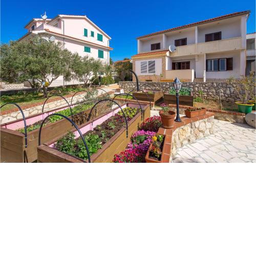 1 Bedroom Cozy Apartment In Barbat Na Rabu