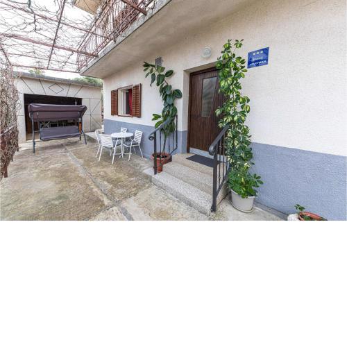 1 Bedroom Cozy Apartment In Trogir