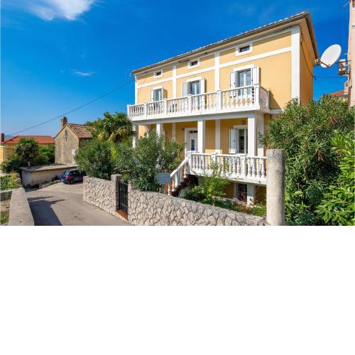 1 Bedroom Gorgeous Apartment In Omisalj