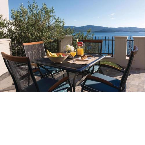 1 Bedroom Lovely Apartment In Komarna