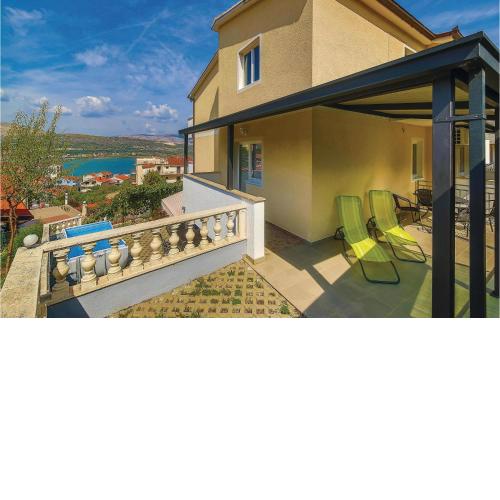 1 Bedroom Lovely Apartment In Mastrinka