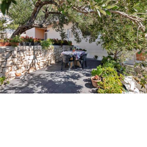 1 Bedroom Nice Apartment In Makarska