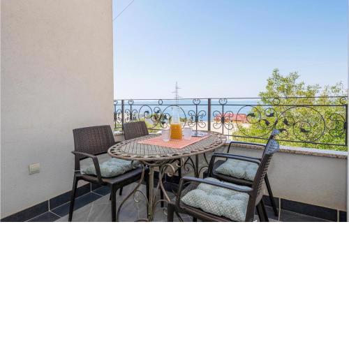 1 Bedroom Stunning Apartment In Makarska