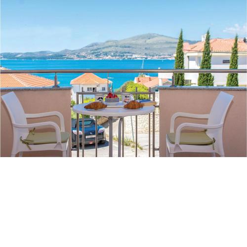 1 Bedroom Stunning Apartment In Okrug Gornji