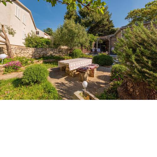 1 Bedroom Stunning Home In Potocnica