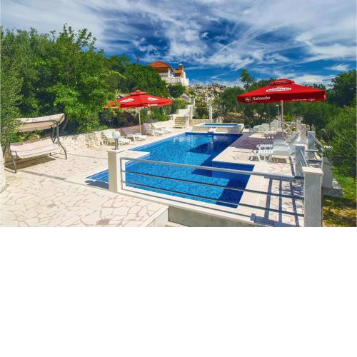 10 Bedroom Beautiful Home In Kucice