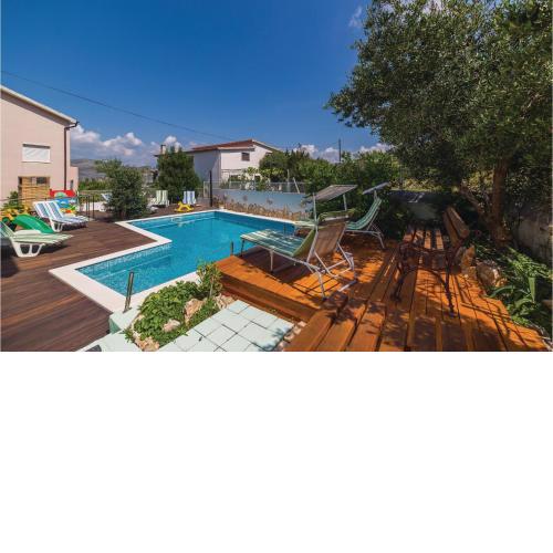 2 Bedroom Amazing Apartment In Okrug Gornji