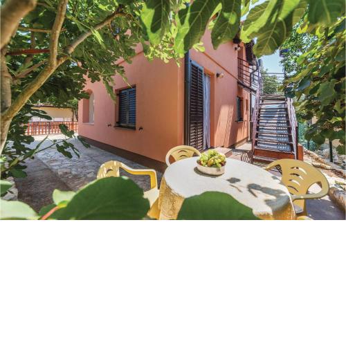 2 Bedroom Amazing Apartment In Pavicini