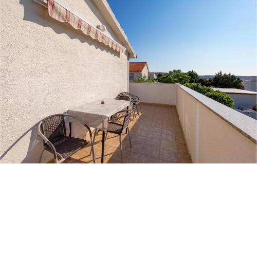 2 Bedroom Awesome Apartment In Barbat-Rab