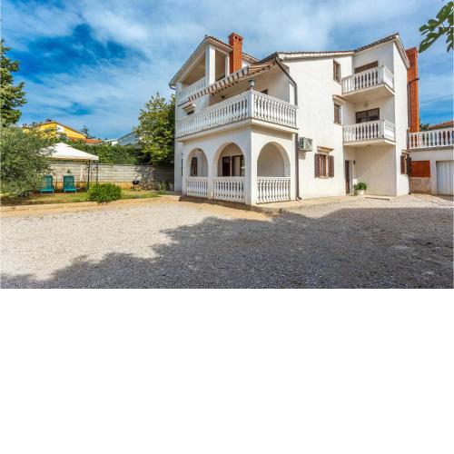 2 Bedroom Awesome Apartment In Omisalj