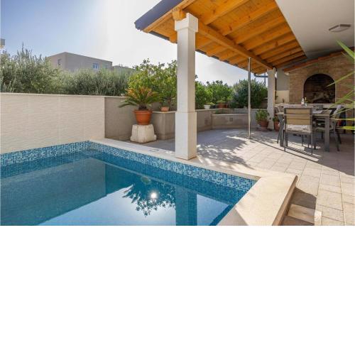 2 Bedroom Awesome Apartment In Podstrana