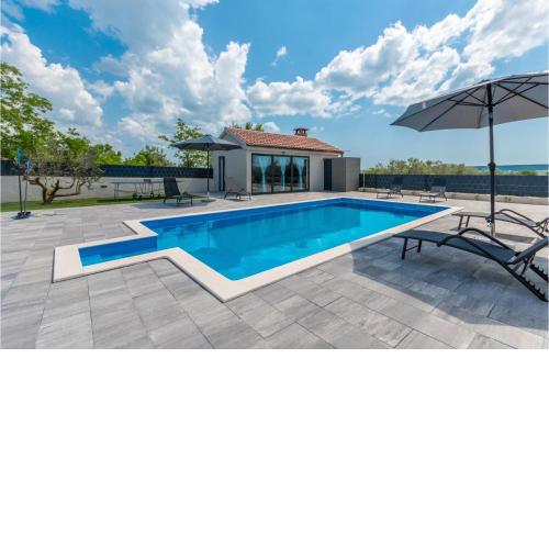 2 Bedroom Awesome Home In Sveti Fiilip I Jakov