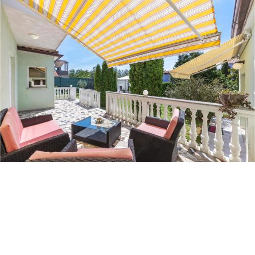2 Bedroom Beautiful Apartment In Valtura