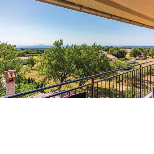 2 Bedroom Beautiful Apartment In Valtura