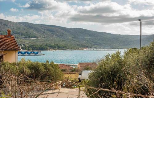 2 Bedroom Cozy Apartment In Cres