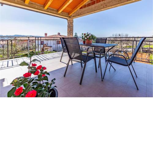 2 Bedroom Cozy Apartment In Labin