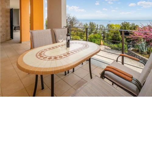 2 Bedroom Cozy Apartment In Moscenicka Draga