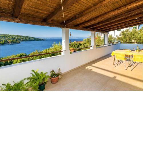 2 Bedroom Cozy Apartment In Necujam