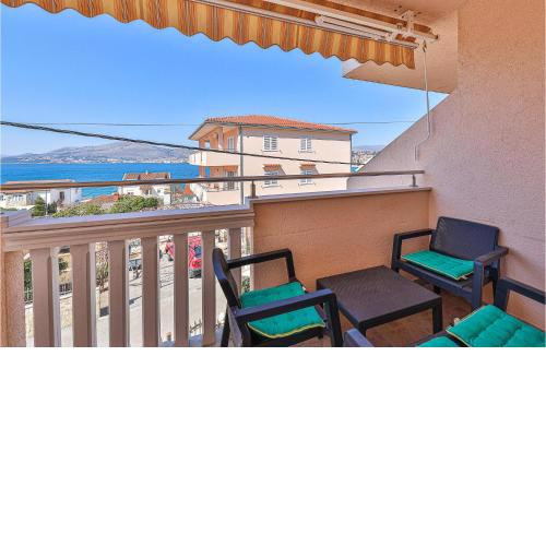 2 Bedroom Cozy Apartment In Okrug Gornji