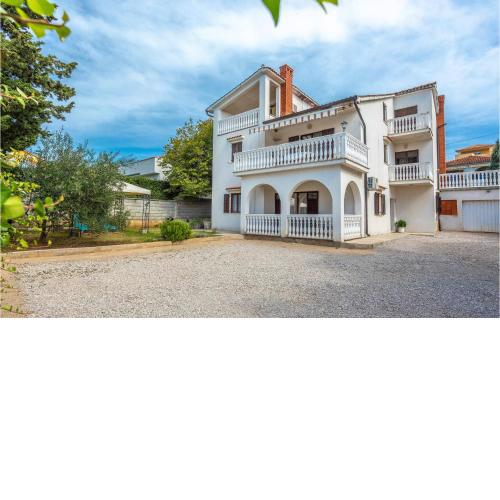 2 Bedroom Cozy Apartment In Omisalj