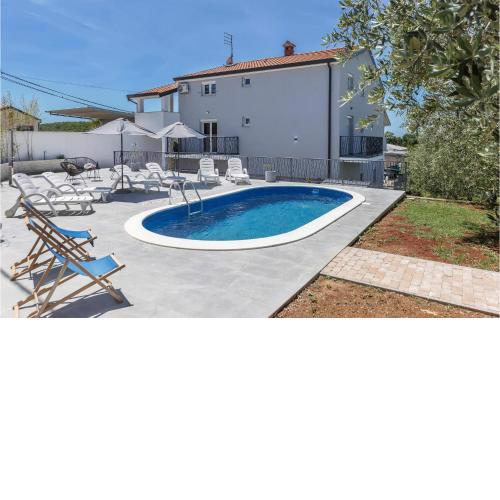 2 Bedroom Cozy Apartment In Porec