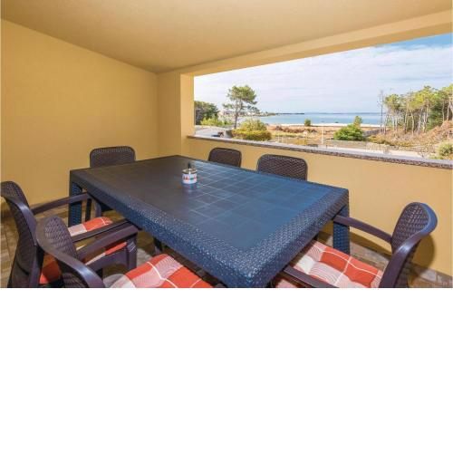 2 Bedroom Cozy Apartment In Vir