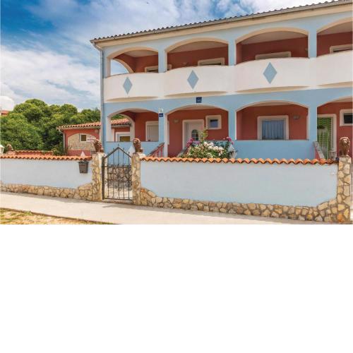 2 Bedroom Cozy Apartment In Vodnjan