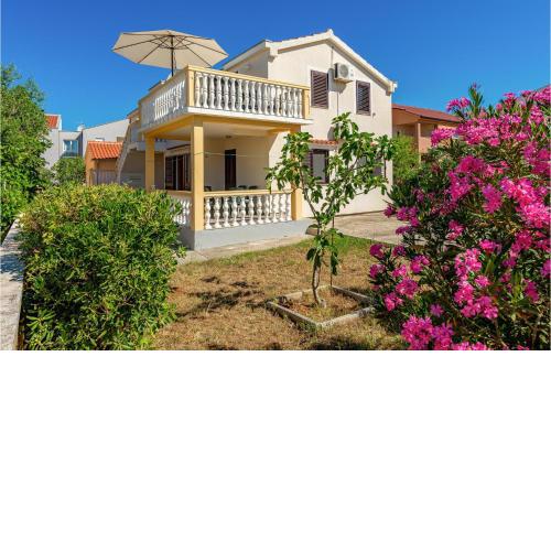 2 Bedroom Cozy Apartment In Vrsi