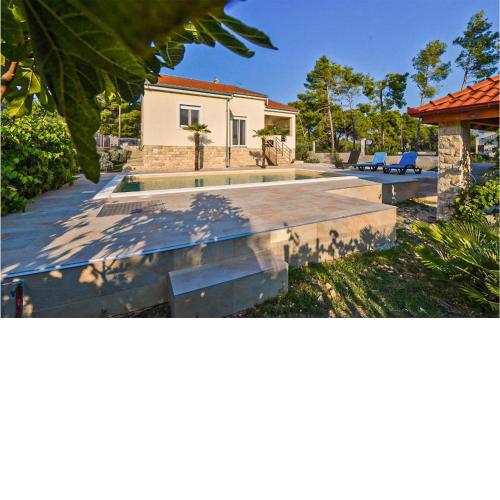 2 Bedroom Cozy Home In Bibinje