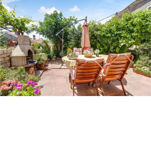 2 Bedroom Gorgeous Apartment In Cunski