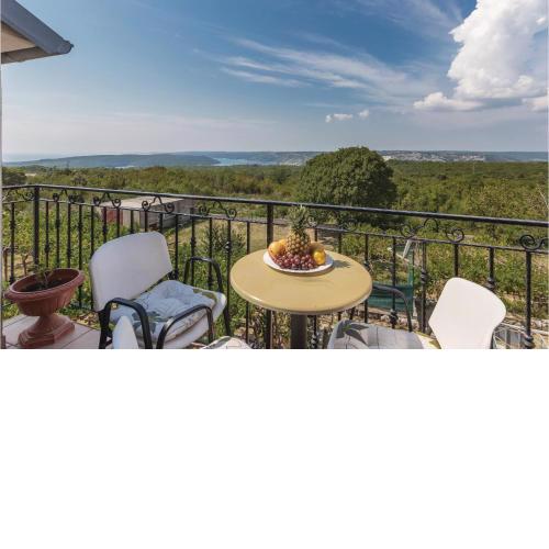 2 Bedroom Gorgeous Apartment In Koromacno