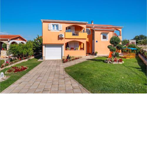2 Bedroom Gorgeous Apartment In Podgradina