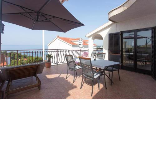2 Bedroom Gorgeous Apartment In Podstrana