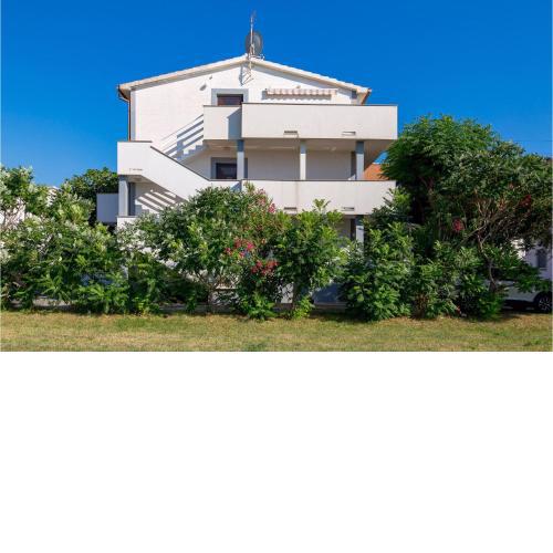 2 Bedroom Lovely Apartment In Barbat-Rab
