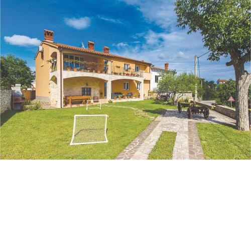 2 Bedroom Lovely Apartment In Orbanici