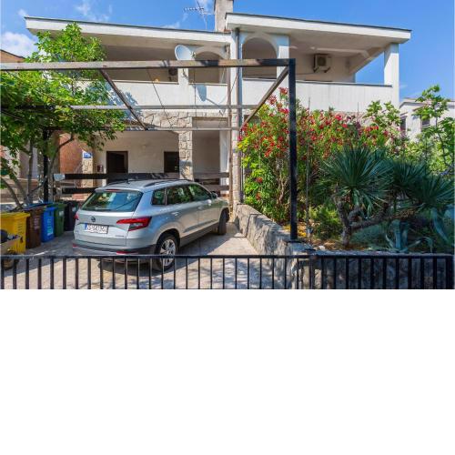 2 Bedroom Lovely Apartment In Pinezici