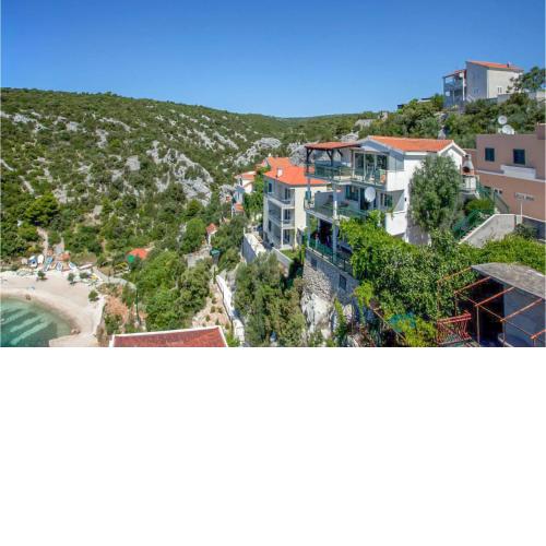 2 Bedroom Lovely Apartment In Vinisce