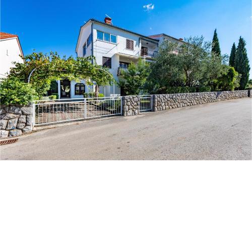 2 Bedroom Lovely Apartment In Zidarici