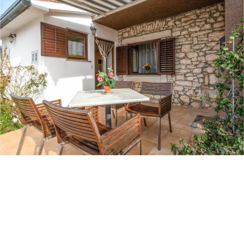 2 Bedroom Lovely Home In Cokuni