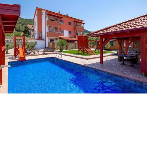 2 Bedroom Nice Apartment In Banjol