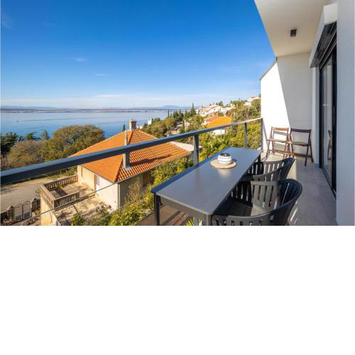 2 Bedroom Nice Apartment In Dramalj