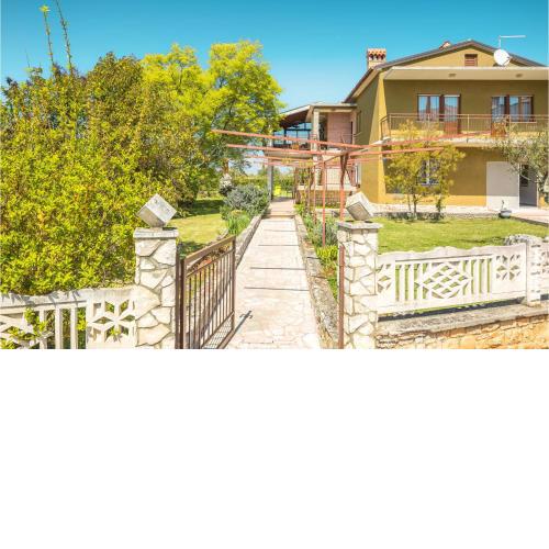 2 Bedroom Nice Apartment In Lovrecica