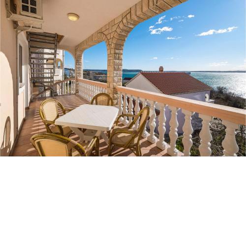 2 Bedroom Nice Apartment In Rtina