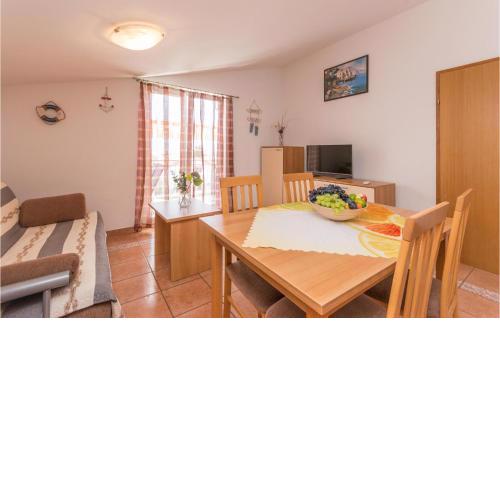 2 Bedroom Nice Apartment In Sveti Filip I Jakov