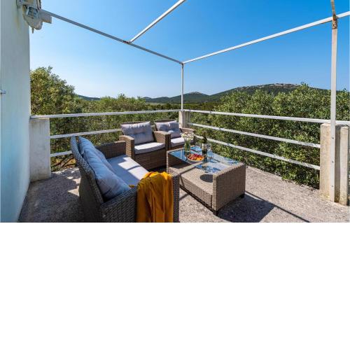 2 Bedroom Nice Home In Molat