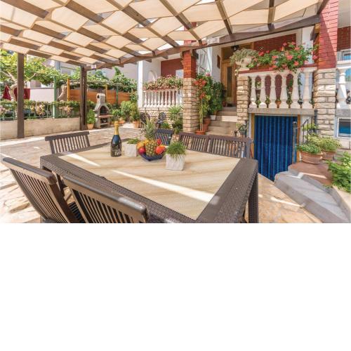 2 Bedroom Pet Friendly Apartment In Biograd