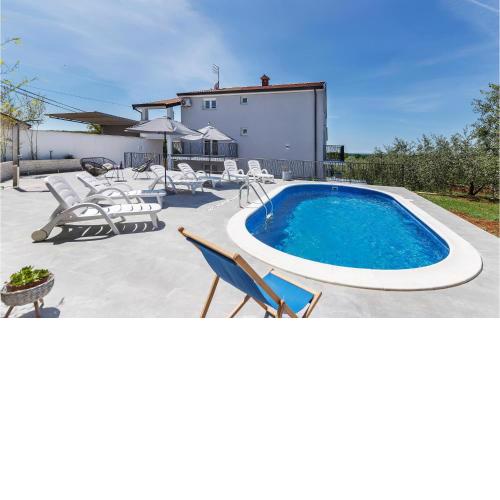 2 Bedroom Stunning Apartment In Porec
