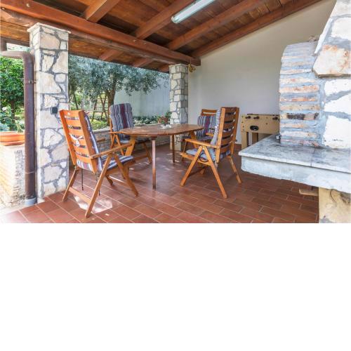 2 Bedroom Stunning Apartment In Pula